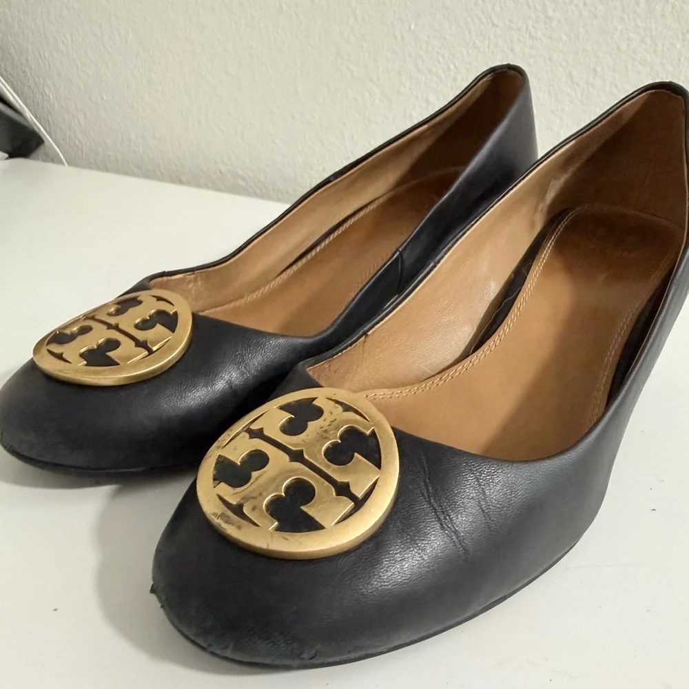Tory Burch Chelsea Black Block Heels with Gold Logo - Picture 6 of 7